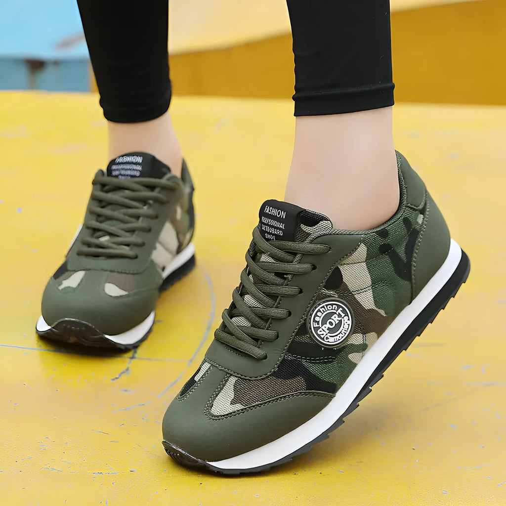 Camouflage patterned low-top sports running shoes with suede upper and mesh lining