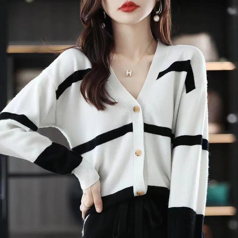 Women's striped V-neck button cardigan with a 3D pattern in a slim fit.