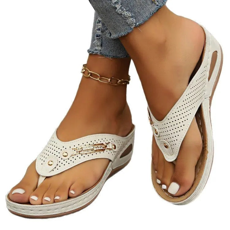 Women's retro-style flip-flop sandals in light brown with herringbone scaffold and lightweight EVA sole.