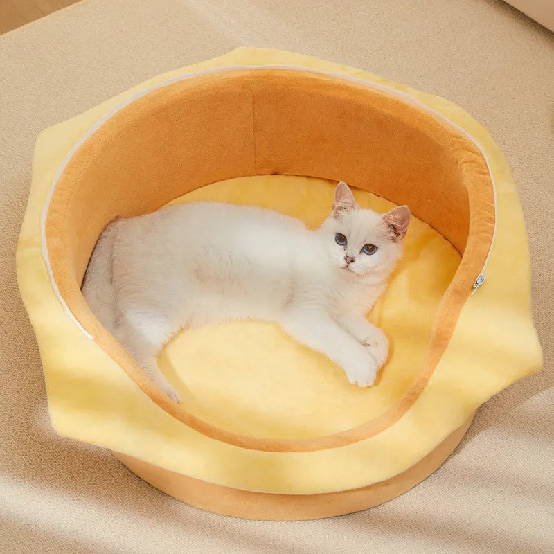 Size M disassemblable enclosed cat kennel for winter warmth and all-season use
