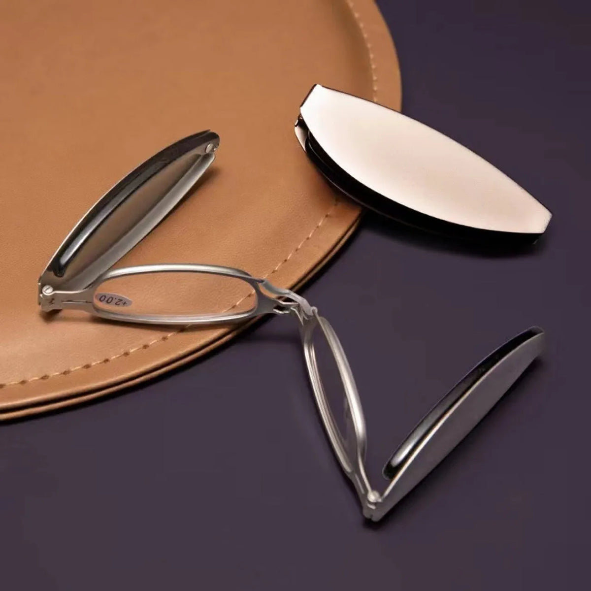 Folding presbyopic glasses for men with retro design and ring detailing in black frame