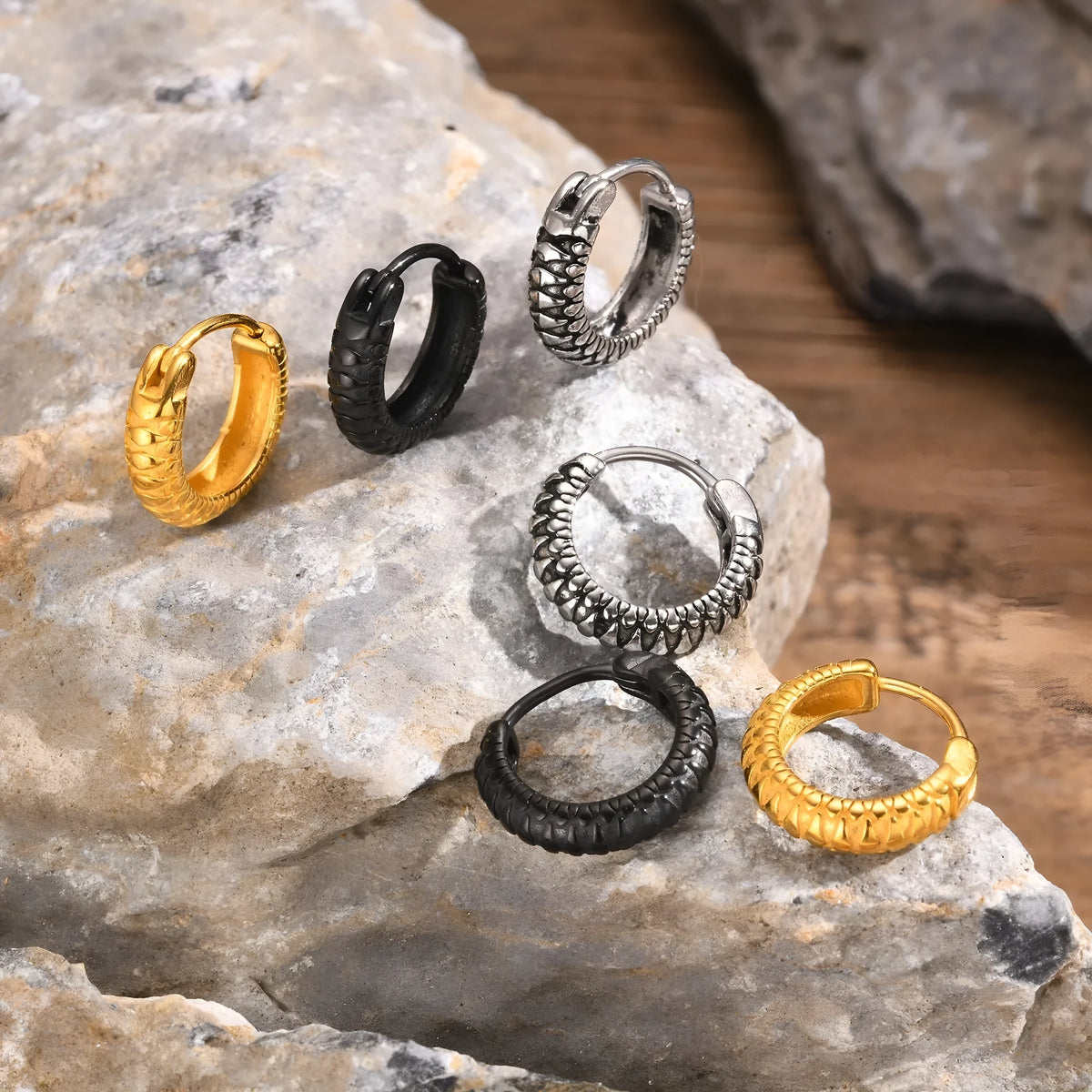 Stainless steel hip hop ear ring with snake pattern design in black and gold colour options.