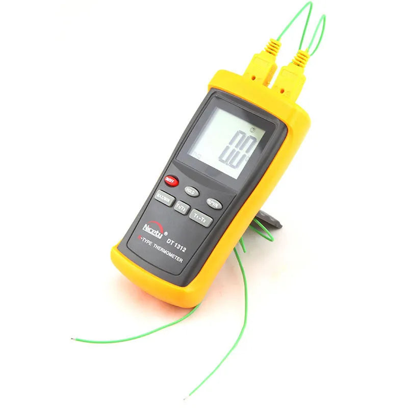 Portable K type electronic thermometer in plastic, 73 × 146 × 33mm, picture colour, household temperature meter