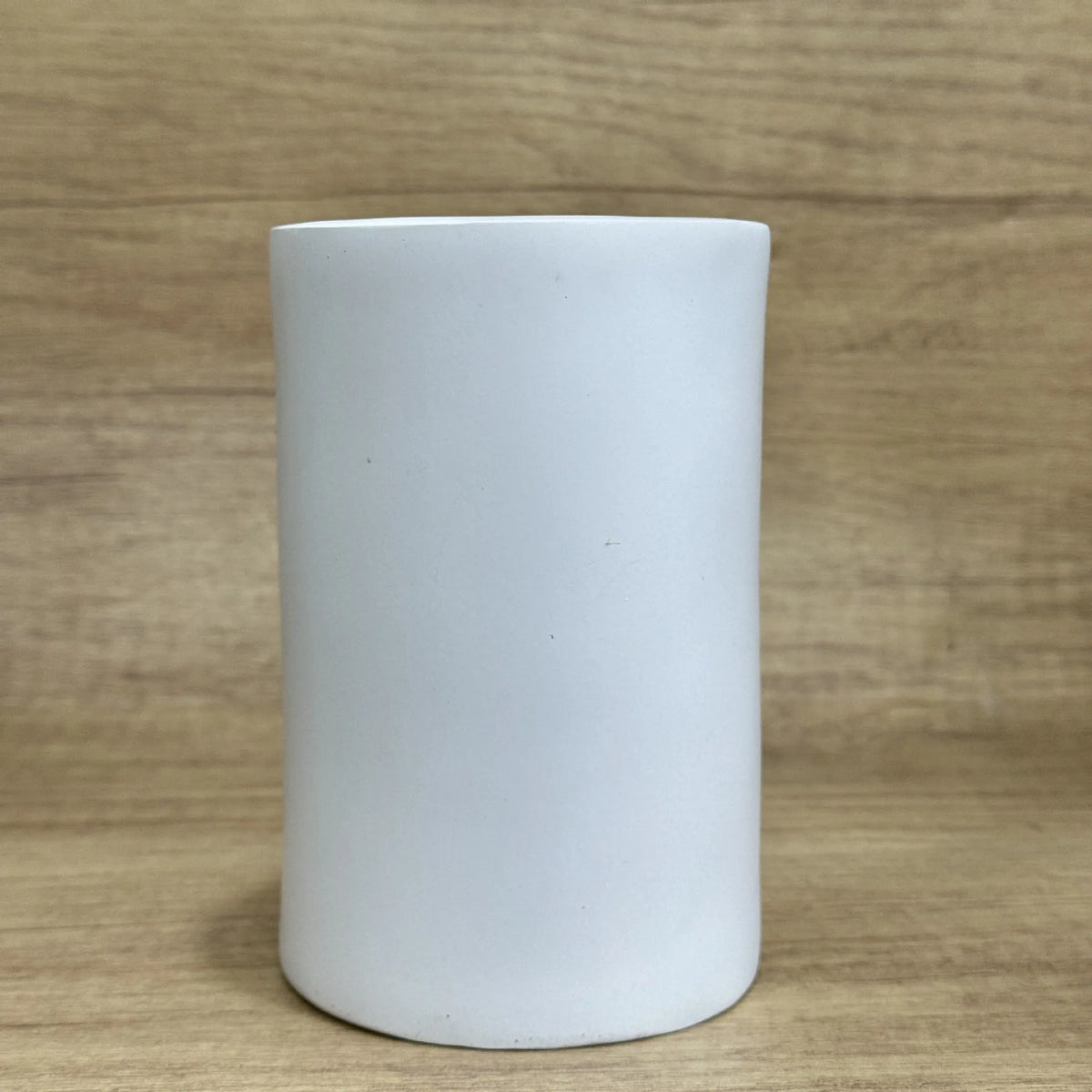 American style funny tissue paper holder resin desktop ornament measuring 8.5 by 14.6 centimetres.