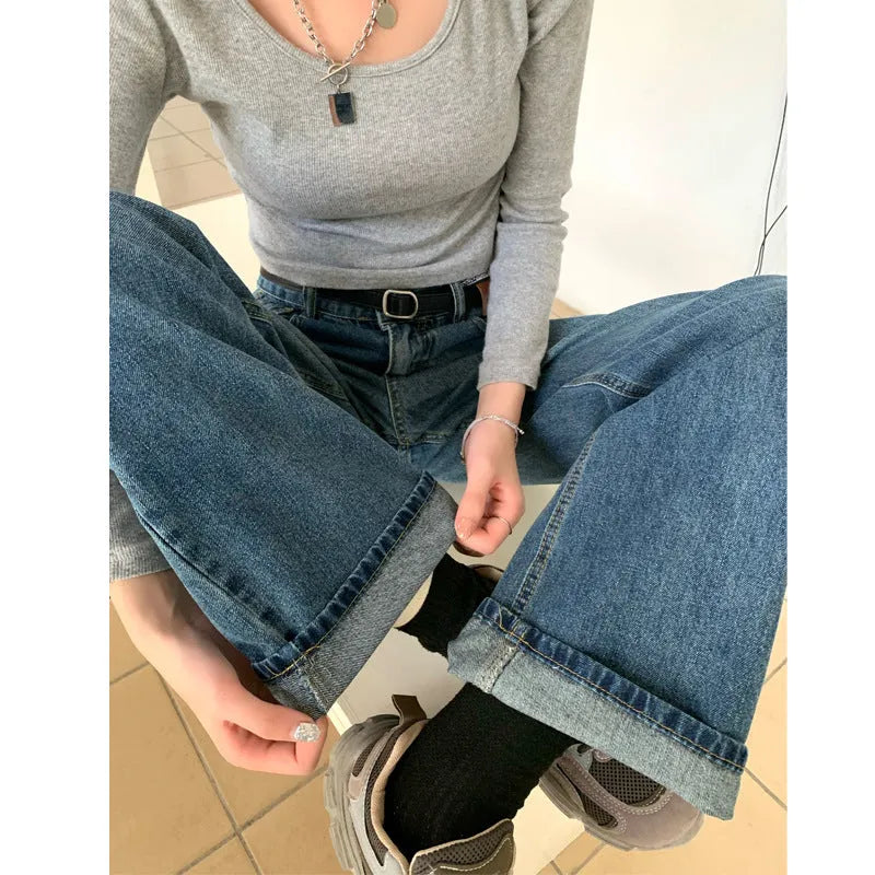 Women's straight-leg denim jeans in retro blue with high waist and traditional cotton construction