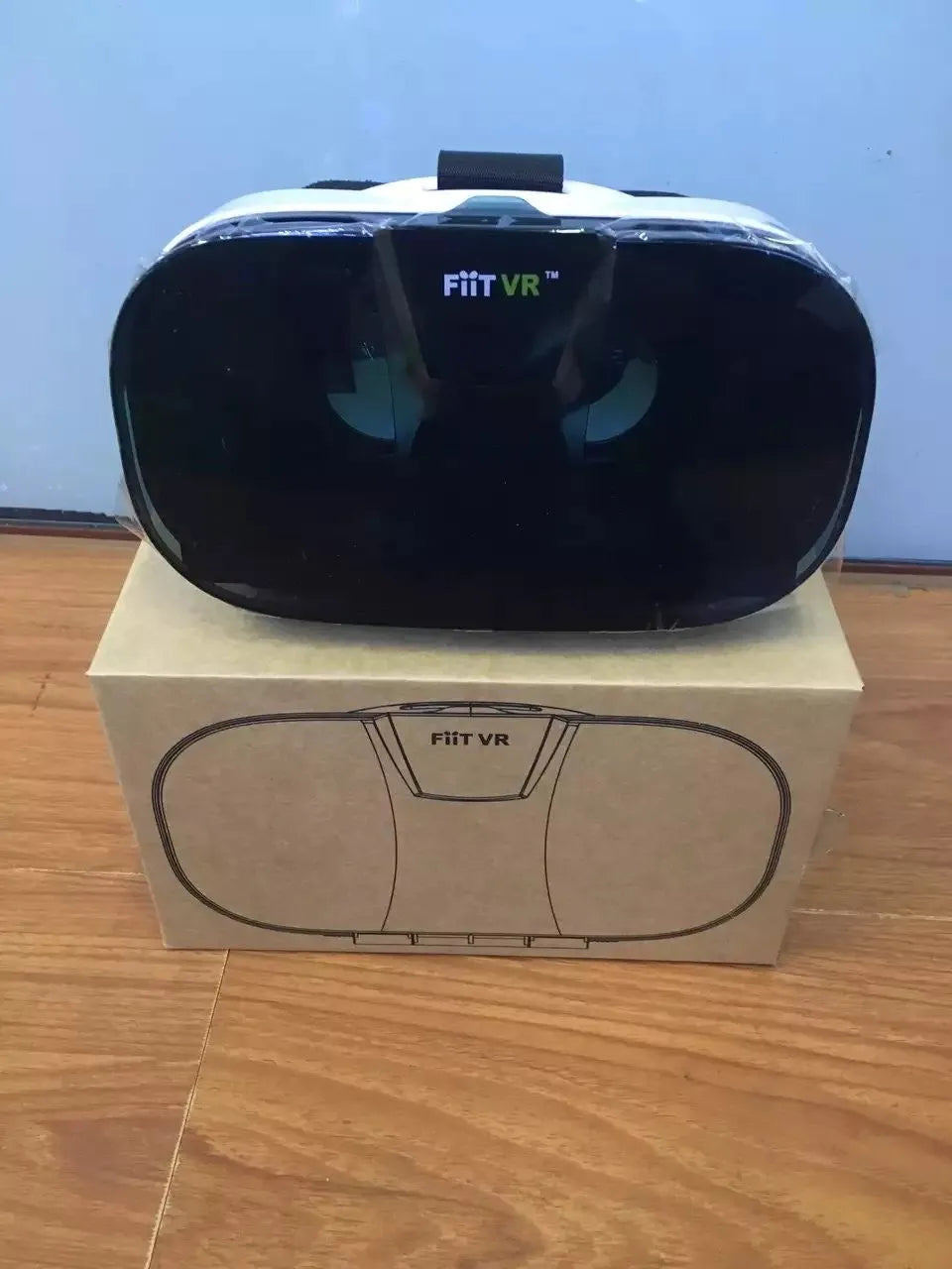 Black and white resin mobile phone VR helmet, 545g, 214*133*143mm, head-mounted 3D glasses