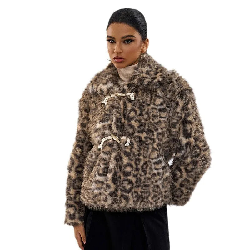 Leopard print women's coat with buckle collar closure and regular sleeves
