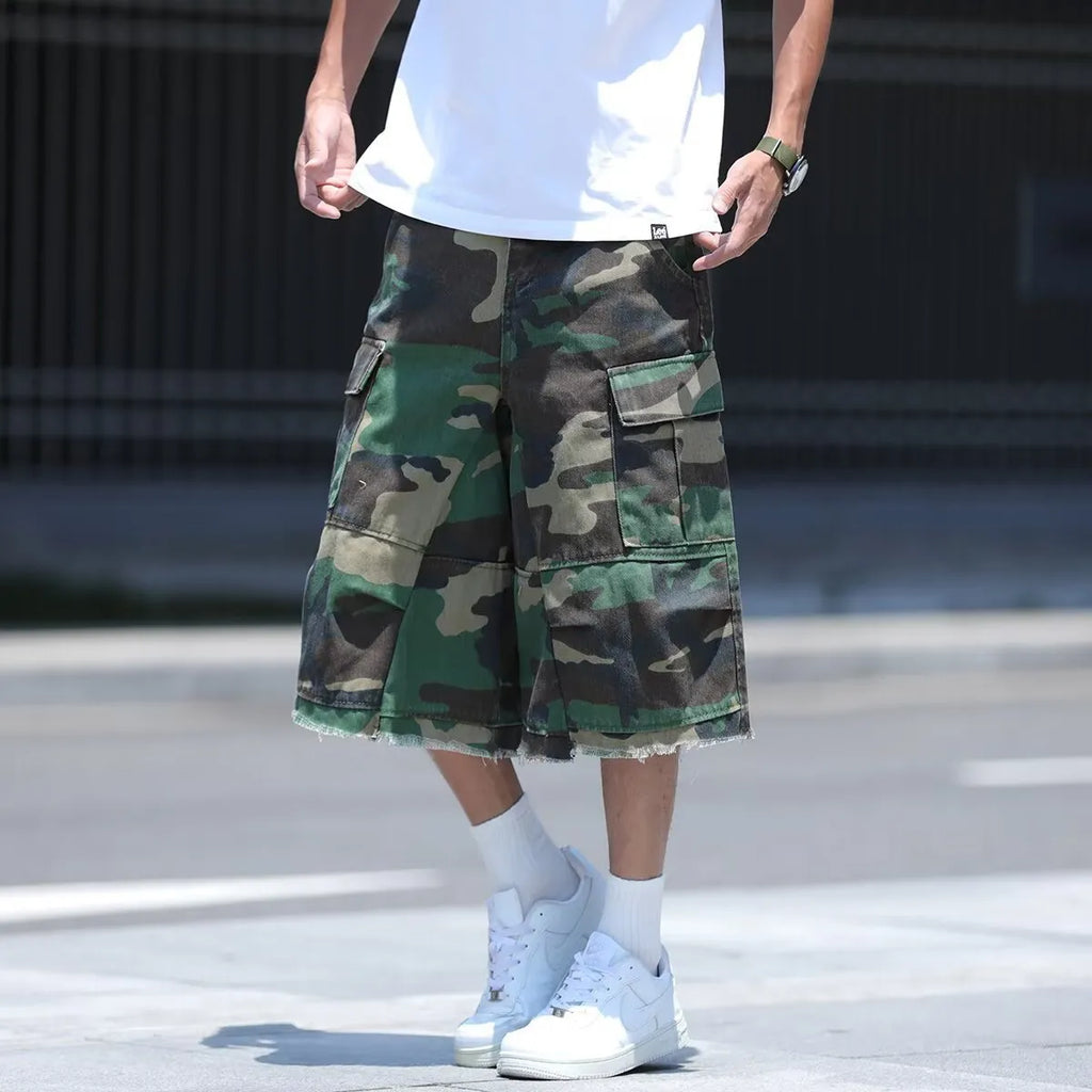 American retro workwear camouflage shorts in loose fit with cropped length for summer casual wear