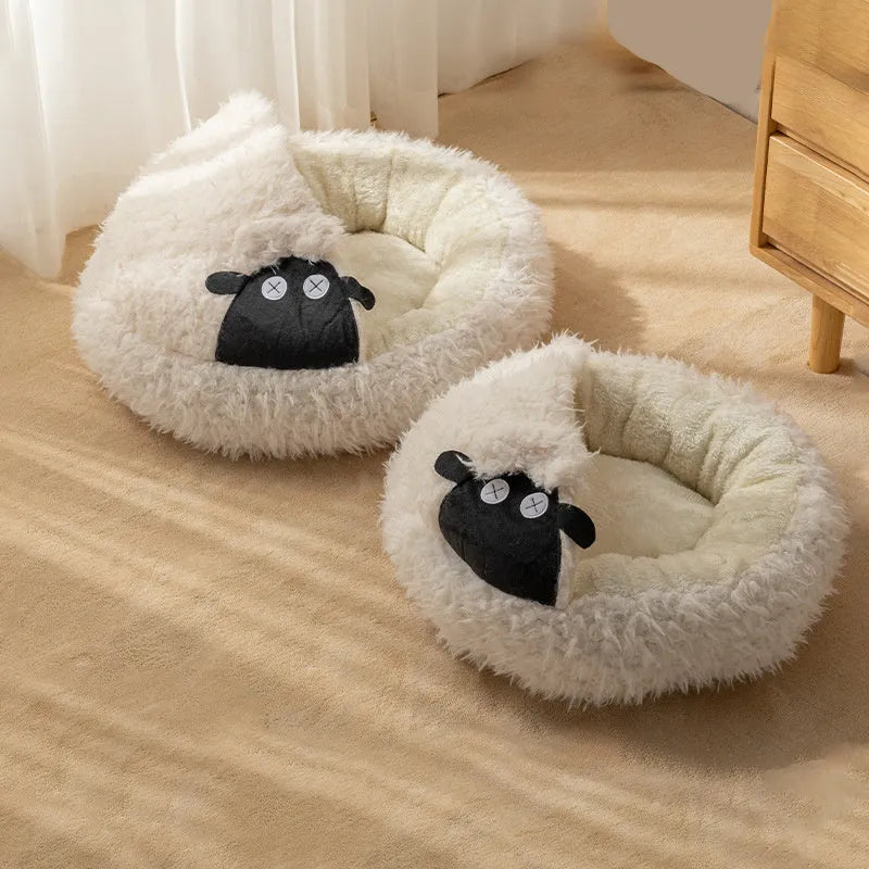 Lamb shape cave cat bed in plush fabric, semi-enclosed round design, sizes S 45x45x13cm and M 53x53x13cm