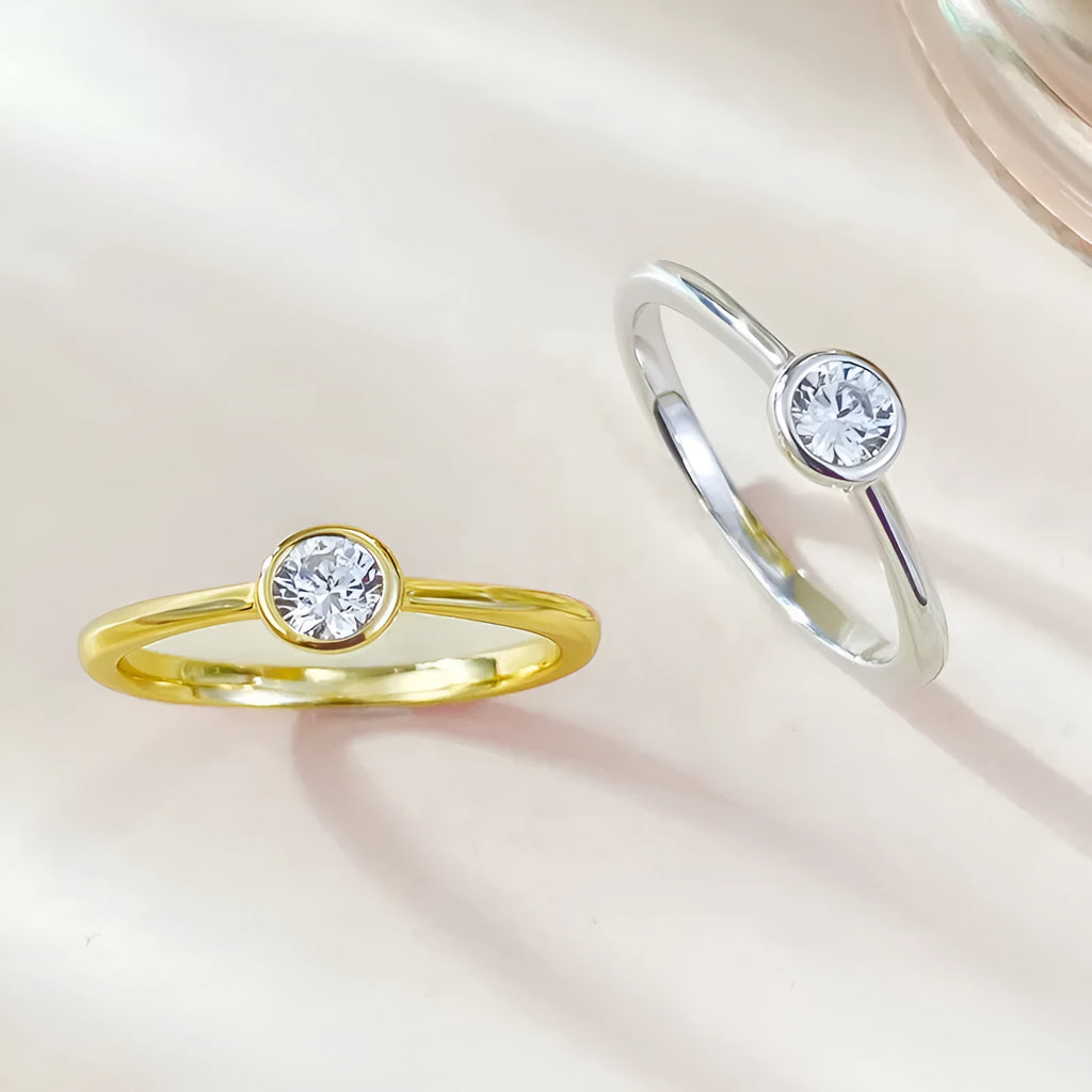 Minimalist crown-shaped silver ring with linear design in R962 gold or platinum finish.