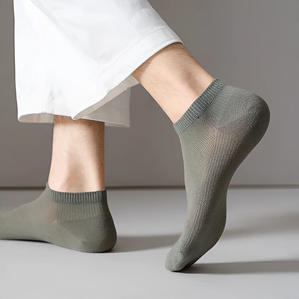 Men's low-cut solid colour polyester boat socks in free size on flat surface