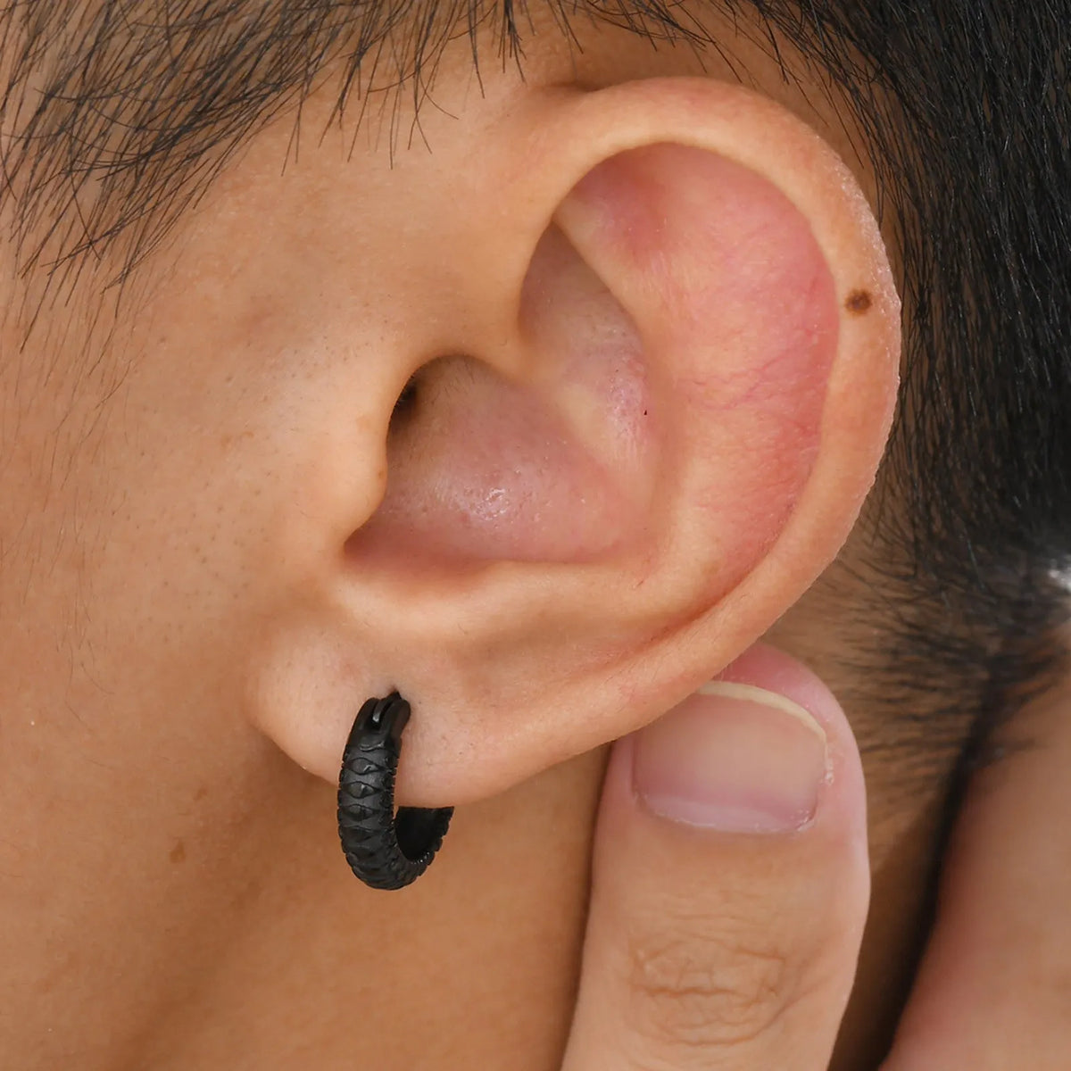 Stainless steel hip hop ear ring with snake pattern design in black and gold colour options.