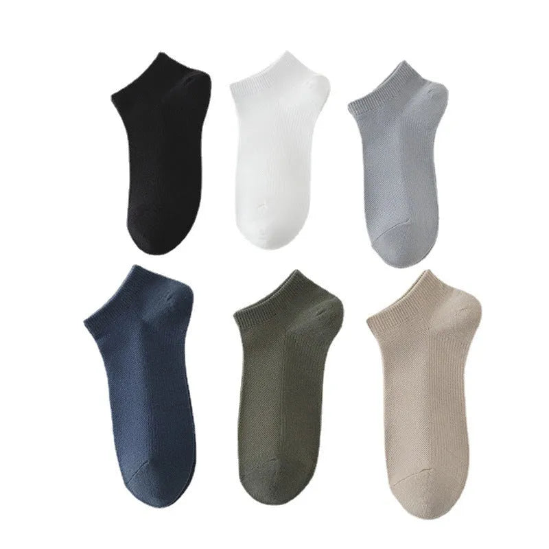 Men's low-cut solid colour polyester boat socks in free size on flat surface
