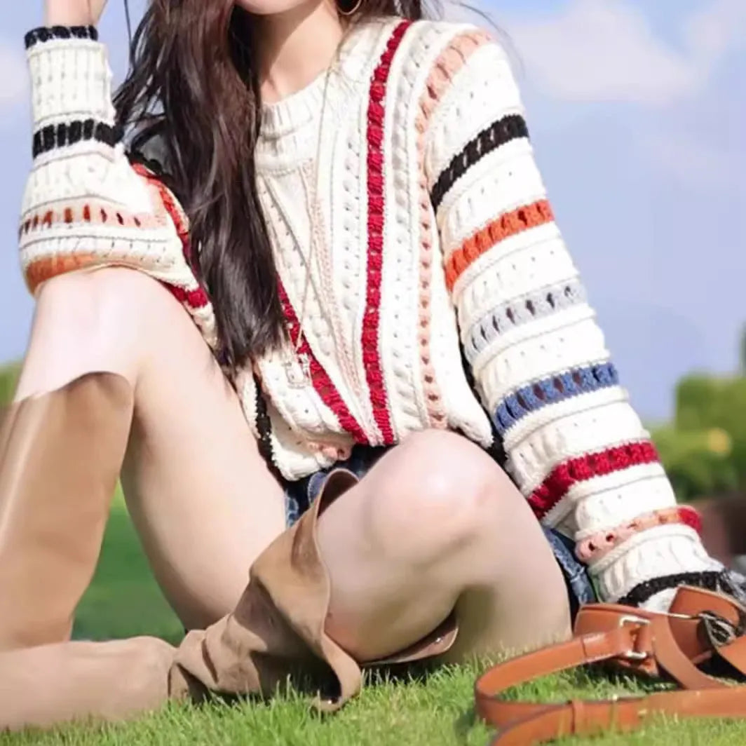 Colourful striped women's pullover sweater with batwing sleeves and a round neck in a loose fit.