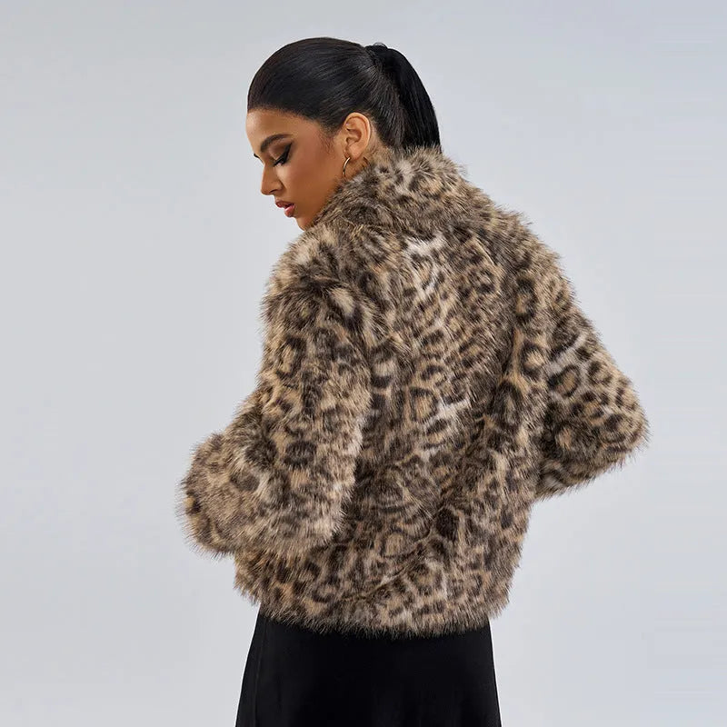 Leopard print women's coat with buckle collar closure and regular sleeves