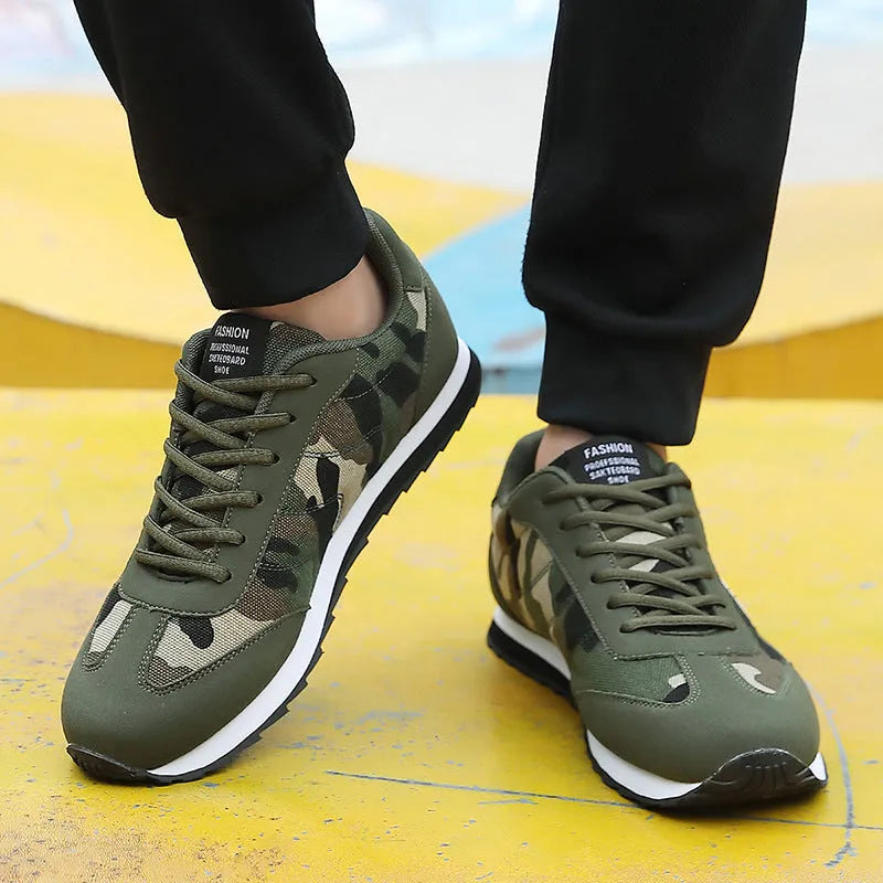 Camouflage patterned low-top sports running shoes with suede upper and mesh lining