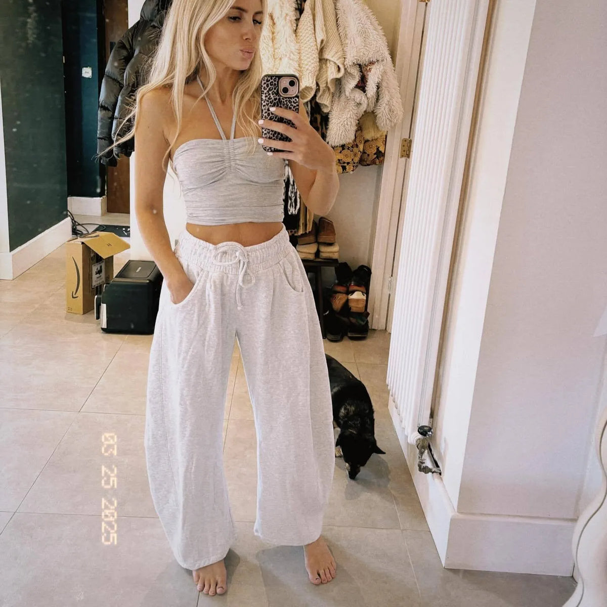Loose cropped sweatpants with drawstring elastic waistband and side pockets in multiple colour options