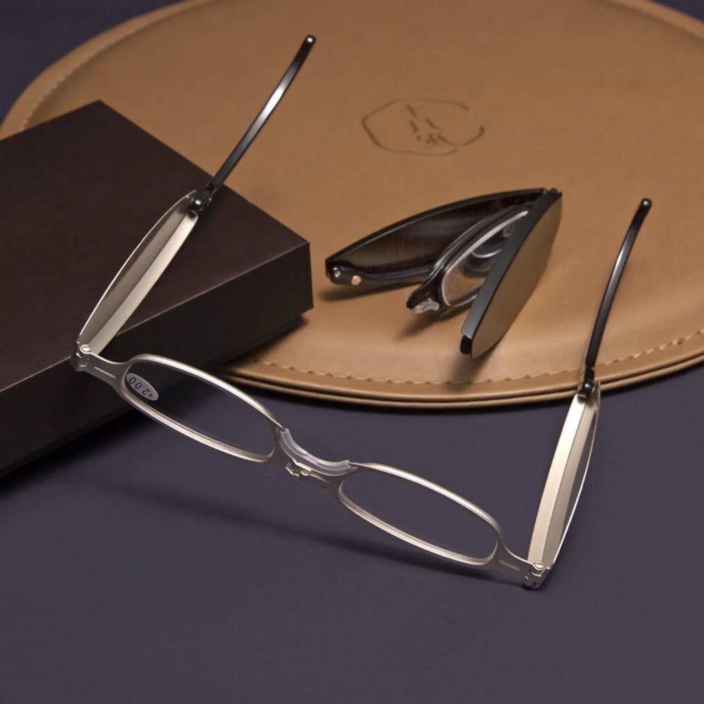 Folding presbyopic glasses for men with retro design and ring detailing in black frame