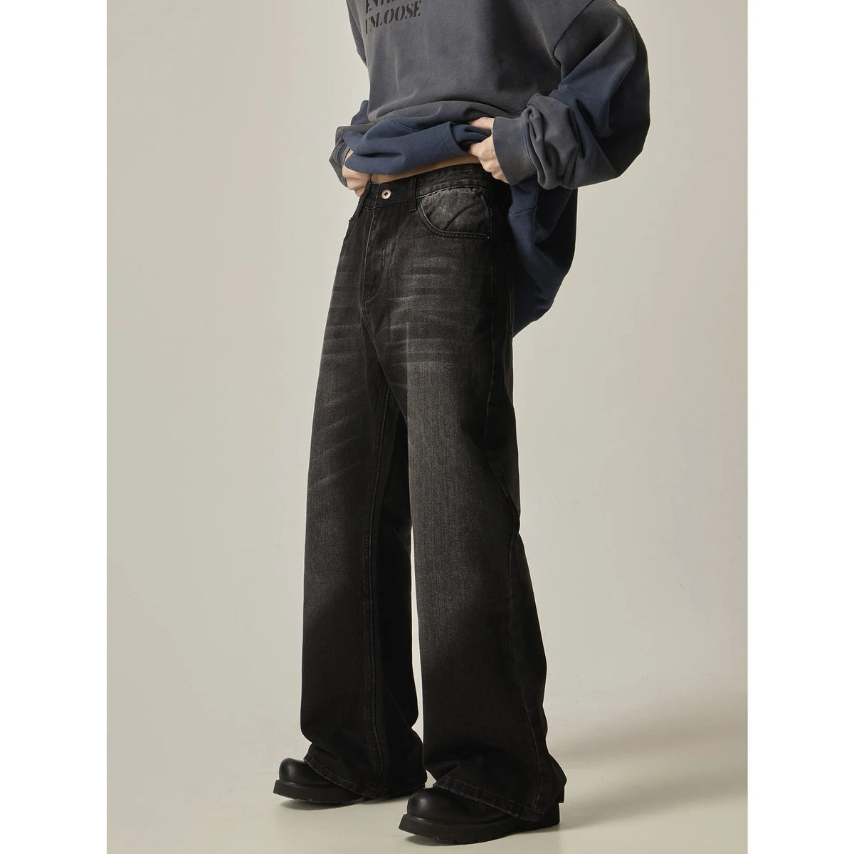Black loose-fit straight-leg jeans with a zip fly in an American retro style.