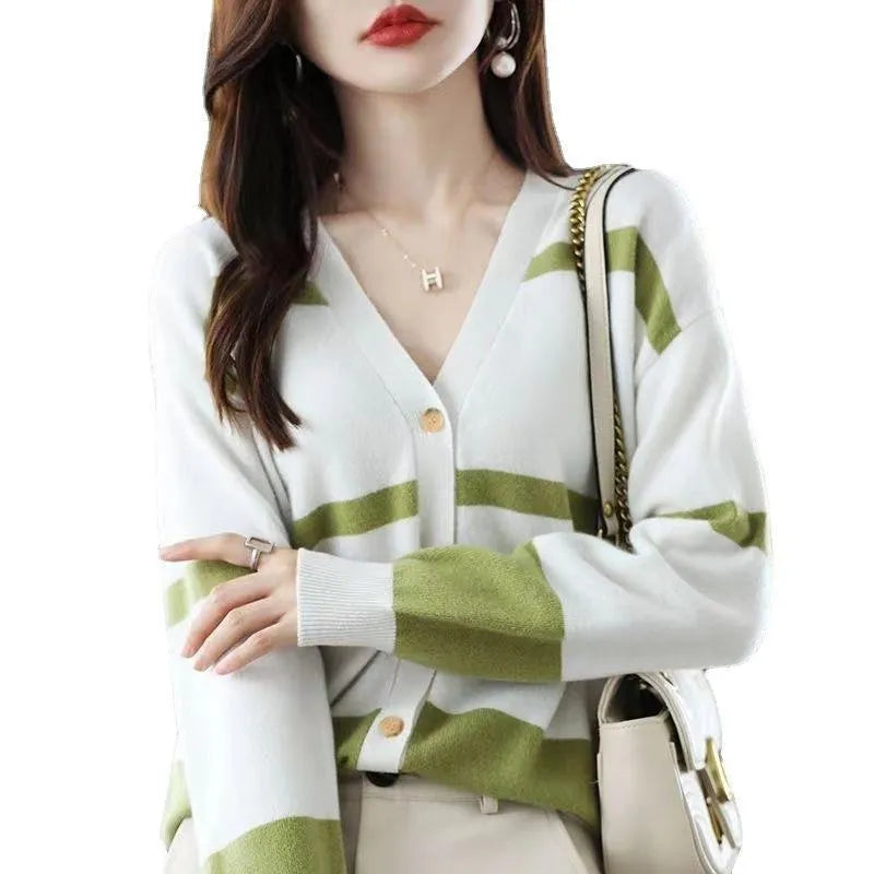 Women's striped V-neck button cardigan with a 3D pattern in a slim fit.
