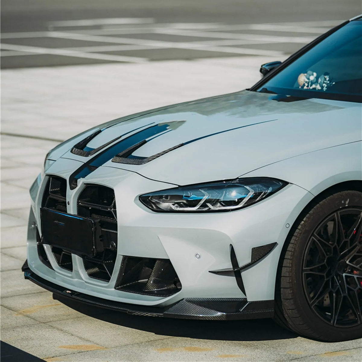 Black dry carbon fibre front bumper grille for BMW M3 M4 G80 G82 models showing 3K weave pattern.
