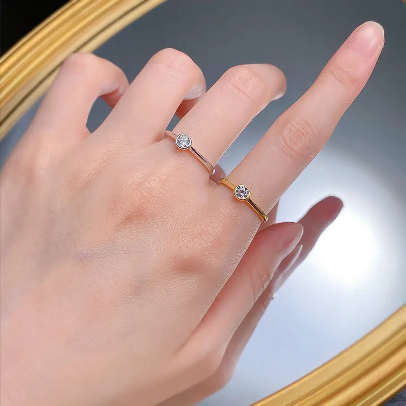 Minimalist crown-shaped silver ring with linear design in R962 gold or platinum finish.