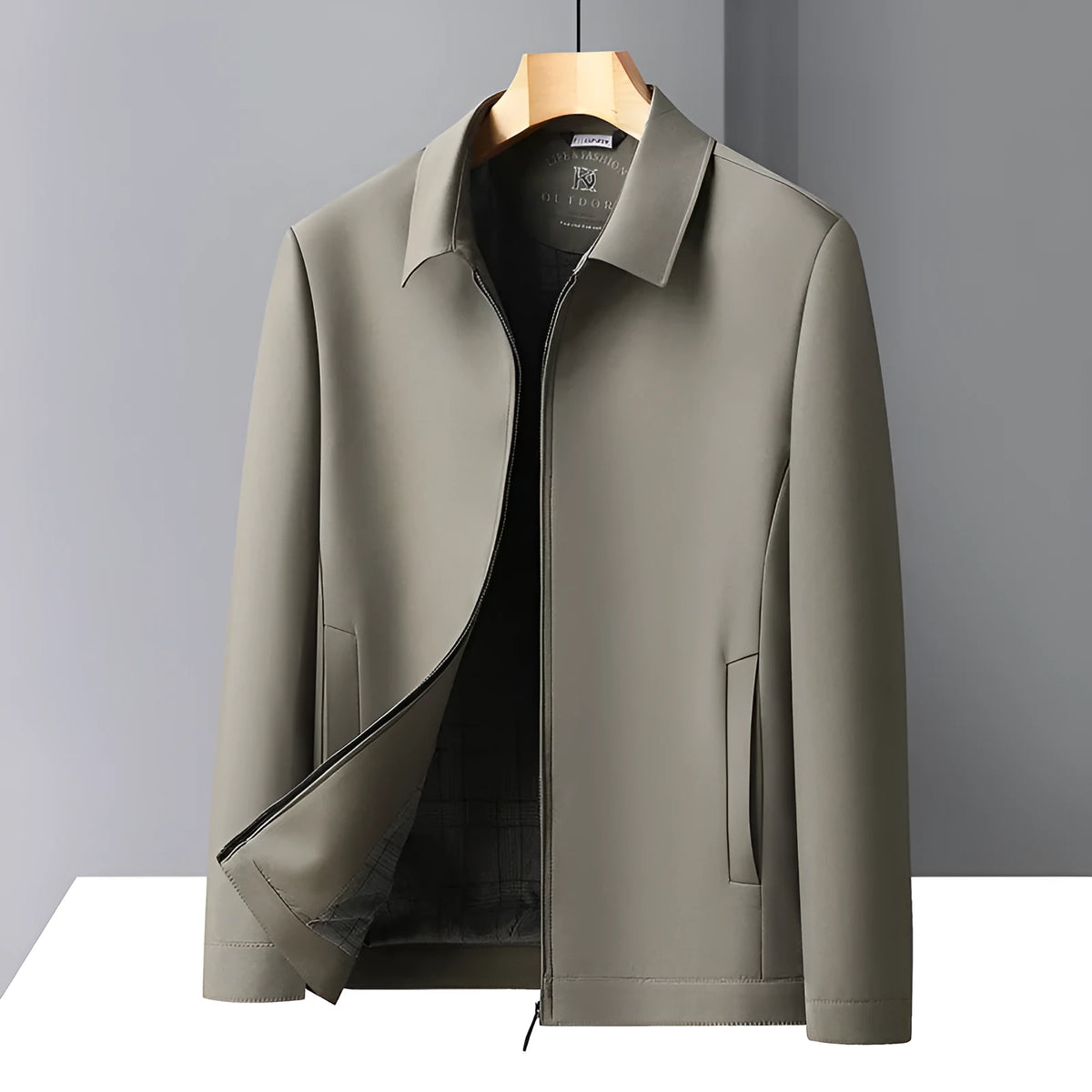 Men's solid colour polo collar jacket with side pockets in loose fit design