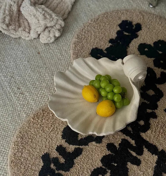 White resin simulation shell ornament for fruit plate decoration on a table